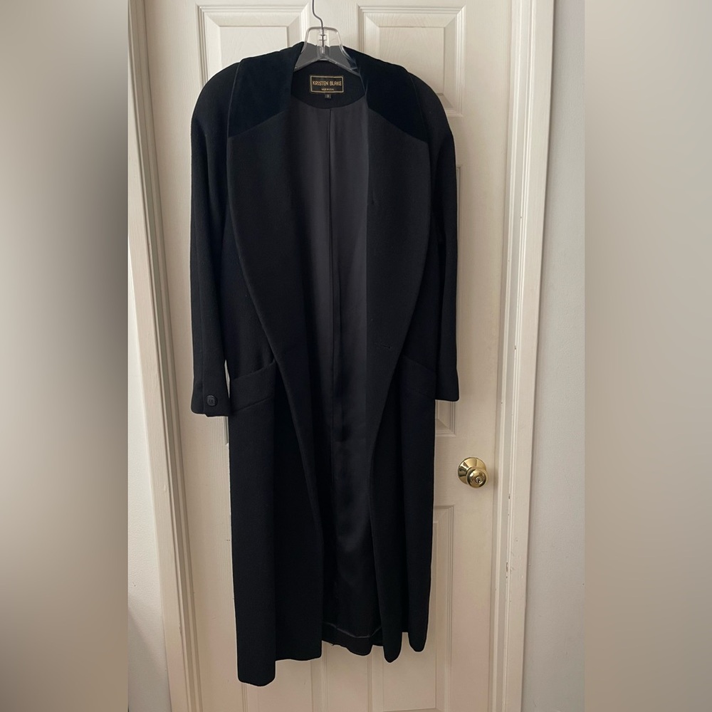 WOMEN’S COAT IN EXCELLENT CONDITION